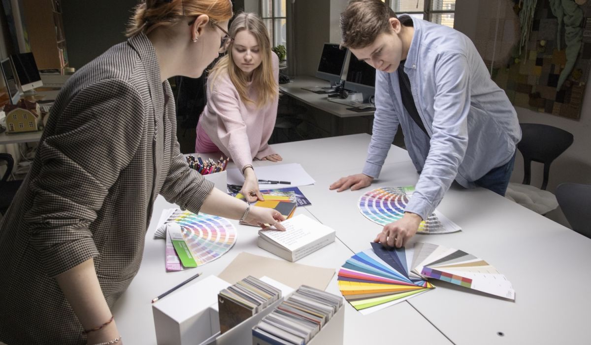 En tjej sitter framför en dator och gör fotoredigering