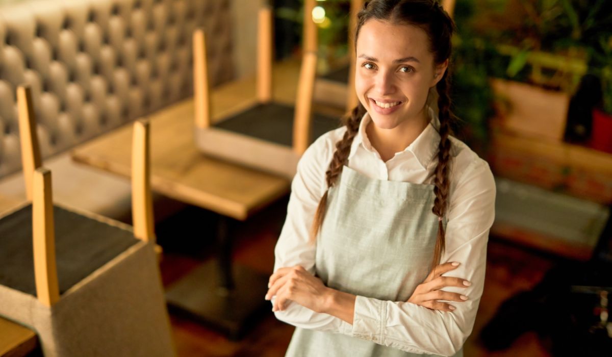 En yngre kvinnlig servitör i en restaurang
