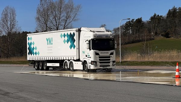 Lastbil på halkbana