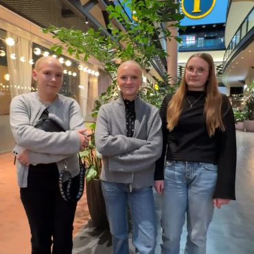 Andra Taitaja/Mästare tävlingsdagen är över och våra tävlande svarar på några frågor: Jannike tycker det känns bra så här långt. Malena berättar att det mest utmanande idag var en virtuell uppgift, och Siri avslöjar taktiken för imorgon - att ta det lugnt, att göra uppgifterna noggrant, att tagga till inför finalen och heja på varandra!

#yaösterbotten #taitaja2026 #framtidensproffs #tulevaisuudensosaaja