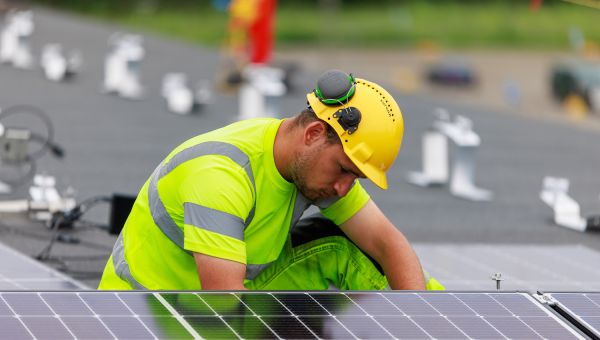 En montör installerar solpaneler