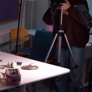 Blivande Utövare av mediatjänster och Merkonomer tar foton av sina UF produkter.
#yaösterbotten #produktfotografering #flatlay #visuellmarknadsföring  #merkonom utövareavmedietjänster