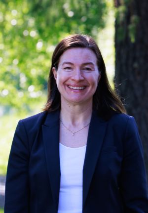 Fotot föreställer Anne Levonen-Villför