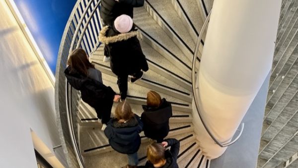 Studerande går i spiraltrappor