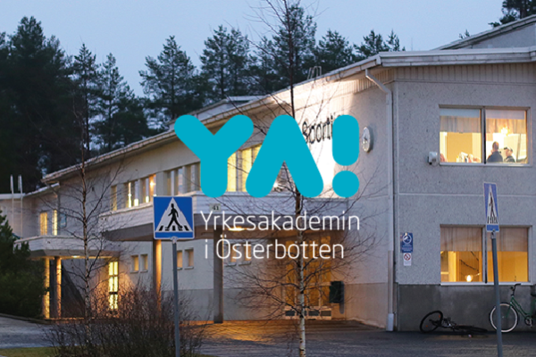 Foto av entrén till Pedersöre enheten taget på en sen eftermiddag