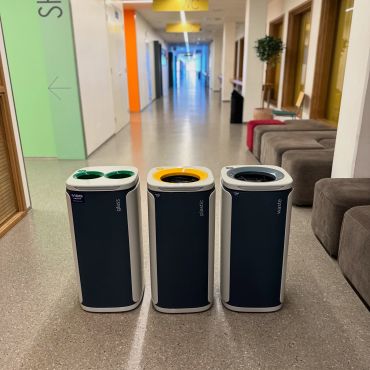 ♻️ Ni föreslog. Vi gör 🤝

Under YA:s hållbarhetsdag fick vi in över 50 förbättringsförslag från våra studerande. Ett av de allra vanligaste önskemålen?

👉 Bättre möjligheter att sortera avfall.

Nu blir det verklighet. 💚

Under hösten får Campus Kungsgården nya gemensamma sorteringsstationer som gör det enklare att sortera och återvinna rätt.

Pantburkar och pantflaskor samlas in gemensamt och pantintäkterna går till studentföreningarna och användas till verksamhet som kommer studerandena till nytta.

Tack till alla studerande som bidrog med idéer! 🌱

#YA#yrkesakademin #hållbarhet #cirkulärekonomi #hållbarhetsdagen