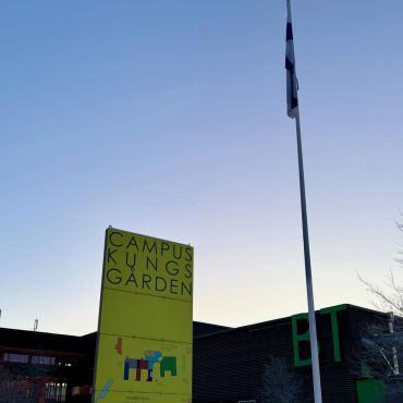 Idag flaggar vi för den nationella Dagen för yrkeskunnande på alla våra enheter! 🇫🇮

Dagen för yrkeskunnande ordnas för andra gången idag, den 30.1, och tillsammans med andra yrkesutbildningsanordnare och organisationer inom yrkesutbildning lyfter vi fram betydelsen av yrkesutbildning och yrkeskunnande. 💪

Tidigare i veckan har vi också firat och lyft upp yrkesutbildningen via vår rekryteringsmässa RekrYA och en arbetsgivarfrukost med information och gemensamma diskussioner.

Tillsammans firar vi de som studerar till ett yrke och som skapar framtidens Finland! 🇫🇮 

#yaösterbotten #dagenföryrkeskunnande