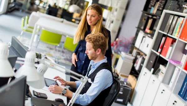 Blandad grupp personer som sitter vid ett konferransbord