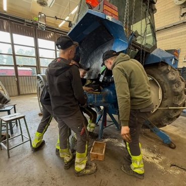 Reposted • @ya_lantbruk Betning och sortering av korn igår vid SMN agri med lant -25 🚜🚜 nya bromskivor på Forden och eljobb på avanten 🔧🔧🔧

#yaösterbotten #landsbygdsföretagare #utbildningenfördig