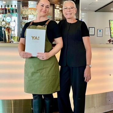 När Amanda flyttade från Lettland till Närpes 2015 började hon jobba extra inom hemvården och på Hotel Red&Green och studerade samtidigt rengöringsbranschen vid YA. Efter examen fick hon jobb på hotellet som lokalvårdare och servitör. Men hennes chef, Ann-Christin Cisse Grönholm, såg något mer i Amanda – hennes noggrannhet, ansvarskänsla och ledaregenskaper. Cisse började lära henne mer om hotellverksamheten, från receptionen till restaurangen.
I dag är Amanda restaurangchef och Cisses högra hand. I höst blev hon klar med sin Specialyrkesexamen i chefskap inom inkvarterings- och kosthållsbranschen som hon avlagt via läroavtal. 🎓

🏆 Amanda har den här veckan utsetts till YA:s Årets läroavtalsstuderande. Motiveringen lyfter fram hennes engagemang, noggrannhet och ledaregenskaper – och att hon hela tiden tar ansvar, vill lära sig mer och utveckla både sig själv och sin arbetsplats!

#yaösterbotten #läroavtal #läroavtalsveckan
#läroavtalsveckan2026
#oppisopimusviikko2026