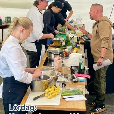 På fredag var andra och tredje årets kock- och servitörstuderande på en spännande studieresa till Umeå. Fredagsmorgon startade de med sjöfrukost och sedan fick gruppen en rundvandring på Aurora Botnia av självaste köksmästaren Joacim. Programmet i Umeå innehöll ett besök på institutionen för kost- och måltidsvetenskap vid Umeå universitet och ett mässbesök på Umeå Smakfestival. 

På lördag stannade Fabian och Josefin med sina lärare kvar i Umeå för att tävla i en kocklandskamp i samband med Umeå Smakfestival. Kvarkenkampen gick mellan Maja Beskowgymnasiet och Dragonskolan från Umeå - och YA och Optima från Österbotten. De fyra lagen hade en timme på sig att skapa en lunchrätt med råvarorna aborrefilé och purjolök. Fabian o Josefin gjorde pankopanerad abborre och potatismos med vitvinssås, picklade rödbetor, smörfräst purjolök samt stekt broccolini och rödbetsblast.

Den här gången tog Maja Beskowgymnasiet hem segern - men YA kom på en hedersvärd andra plats! :-) Superbra jobbat Fabian och Josefin! 

#yaösterbotten #yrkestävlingsverksamhet