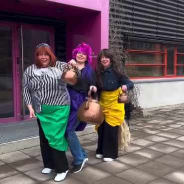 @ya_pointcut påskhäxorna är ute på hyss innan det bär av till Blåkulla… 😂🧙‍♀️🧹🐈‍⬛🪺🍬

#yaösterbotten #gladpåsk