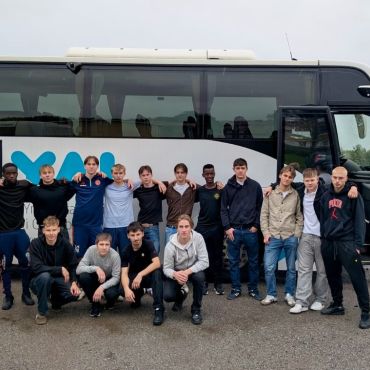 YA:s pojklag deltog i skolfotboll onsdag 9.9 i Vörå. Första matchen slutade 1-1 mot Folkhälsan Norrvalla. Den andra matchen var viktig för att gå vidare i turneringen och den spelades mot Vasa Övningsskola. Den matchen var länge 1-1 och båda lagen hade chans att avgöra. Det blev tyvärr förlust för YA med 1-3 efter två sena mål. Sista matchen spelades mot Pedersöre gymnasium som vann alla sina matcher. Den matchen slutade 0-3.

Det var flera år sedan det spelades skolfotboll på 11-manna plan på andra stadiet. Spelarna hade roligt och fick verkligen kämpa hårt i regnet idag.

- hälsar gymnastikläraren Peter Siegfrids.

#yaösterbotten