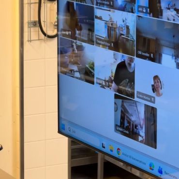 Idag har hela YA haft distansundervisning - bara för att det är bra att öva på det också ibland - både för lärare och studerande! 😊 Så här såg det ut i undervisningsrestaurangen där Peter körde ”Cook-along”! 🧑‍🍳
#yaösterbotten #distansundervisning @restaurang_kungsgarden