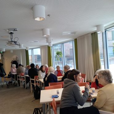 En hälsning från HUX vuxen gruppen som varit på besök till Seniorhuset i Vasa där vi fick möjlighet att mötas, lära av varandra och skapa gemenskap - en kombination av kultur och mänskliga möten. 🥰

Igår uppmärksammade vi också den internationella högläsningsdagen för lätt läst och hade många fina diskussioner. Genom högläsning skapas förståelse, nyfikenhet och glädje. 🥰

HUX = Utbildning som handleder för examensutbildning

#yaösterbotten