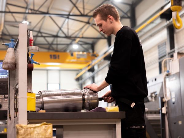 Ung manlig person i en verkstadsmiljö