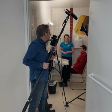 Reposted • @ya_narvardare Nu är alla 10 filmerna filmade till det digitala materialet för närvårdarutbildningen. Tack för samarbetet @ya_visuell_framstallning. Vi avslutade med pensionärskaffe för vår ”klient”.

#yaösterbotten #närvårdare #visuellframställning #utbildningenfördig