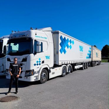 Igår var det premiärtur med vår HCT-kombination – High Capacity Transport! 🚚🚚🚚

Studerande Jonathan hade äran att ta ekipaget ut på den allra första körningen. En riktigt rolig milstolpe!

Kul när vi kan ta utbildningen till nya höjder… eller längder…! 😄🚚

#yaösterbotten #logistik #kombinationsfordonsförare #campusmosedal