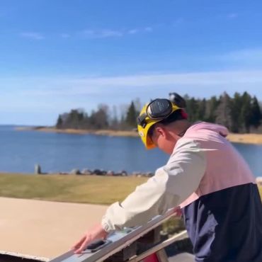 Repost: ya_medieutovare Denna vår har vi kontinuerligt fångat klipp från alla utbildningar vi har på YA enheten i Närpes.
Vi har nu närmare 800 klipp som ska klippas ihop till showreel, reklamfilm, olika format o längder.
Denna dag hälsar vi på bygg linjen och deras arbete med ett gästhus. Med oss hade vi drönare och våra två filmkameror, lyckligtvis behöver vi inte fånga in live ljud.
Till nästa höst ska vi ha en ny reklamfilm redo att snurra.
#reklamfilm #showreel #yamedia #yaösterbotten