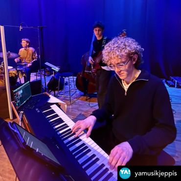 Reposted • @yamusikjeppis Red Carpet Christmas 🎄 onsdag 17.12 🌟 Biljetter finns på netticket 🎫