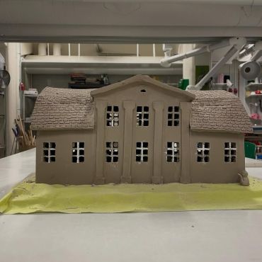 Reposted • @ya_visuell_framstallning Juthbacka herrgård och Kuddnäs är redo för keramikugnen,  imorgon fortsätter arbetet med övriga byggnader för @nykarlebystad och minigolfbanan ⛳️

Under handledning av @ekstrandsonja och Kultur i skolan