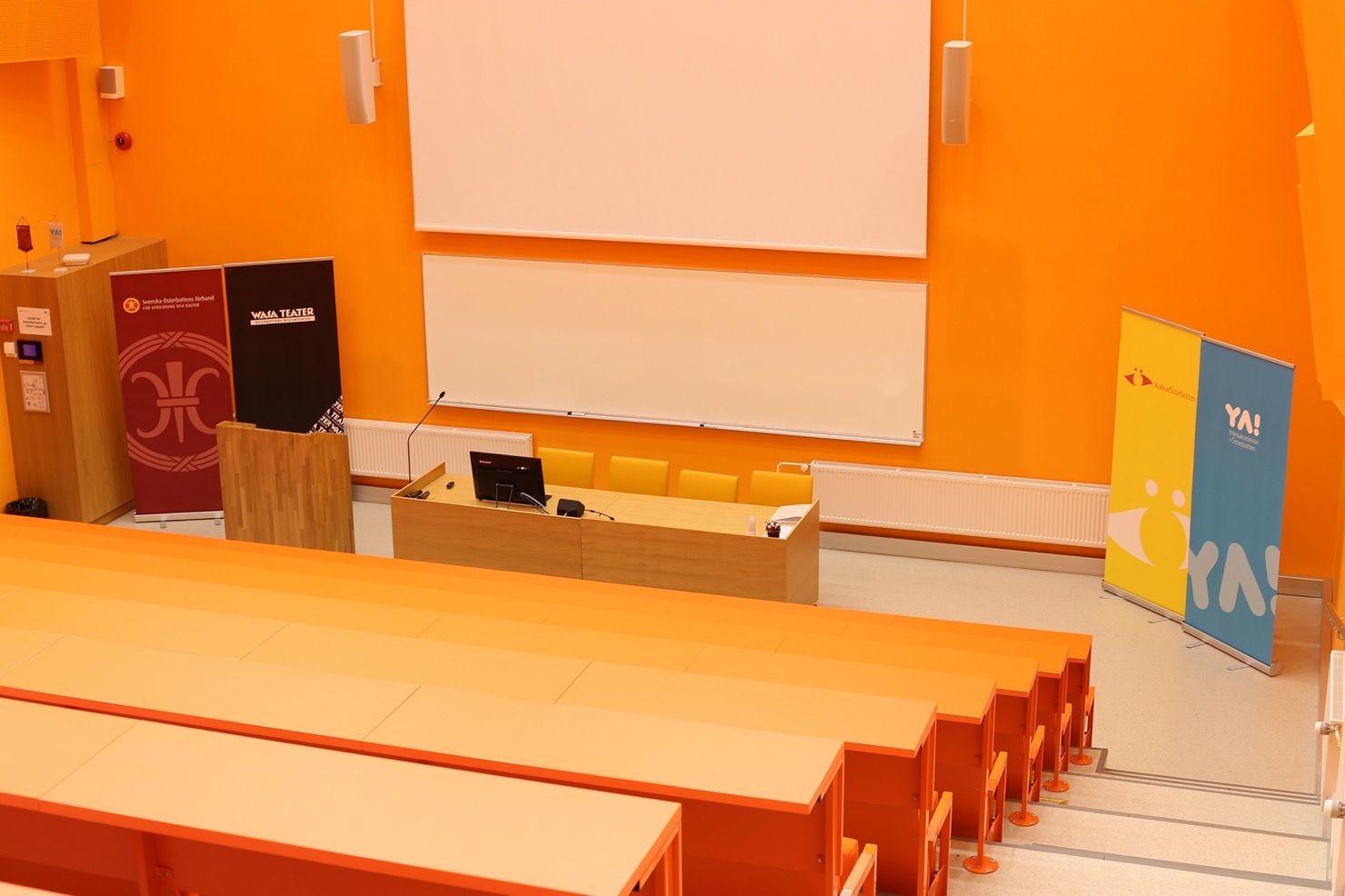 Audiotorie utrymmet på Campus Kungsgården. Stark gul-orange färgton