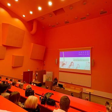 🌱 Idag var det dags för YA:s hållbarhetsdag 🌱
🔋 Alla fick först ta del av föreläsningen ”Laddad för framtiden” med Anna Pomoell från Åbo Akademi. Tillsammans funderade vi på energi, vardagliga val och en mer hållbar framtid. 
💡Senare arbetade studerande med miljöaspektsbedömningar i sina egna lärmiljöer och funderade på konkreta lösningar för att göra YA ännu mer hållbart.
♻️ Vi deltar också i Green Skills Week den här veckan och igår hölls seminariet Circular Economy hos oss på Campus Kungsgården där experter från olika organisationer delade med sig av idéer och fakta om cirkulär ekonomi, återbruk och hållbara affärsmodeller. 💚 Green Skills Week-evenemangen arrangeras av nätverket Green Skills Vaasa. I nätverket ingår Vasa universitet, Novia, VAMK, YA, Vamia, VASEK och Merinova.

#yaösterbotten #hållbarhetsveckan2026 #GreenSkillsWeek