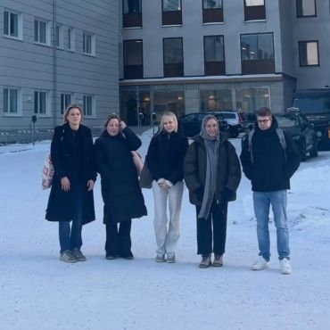 Närvårdare från Österbotten inleder praktik på Norrlands Universitetssjukhus

Fem engagerade närvårdarstudenter från Yrkesakademin i Österbotten har nu inlett sin efterlängtade praktikperiod vid Norrlands Universitetssjukhus (NUS) i Umeå. Under de kommande veckorna kommer de att få fördjupade kunskaper inom sina respektive specialområden och ta del av sjukhusets breda verksamhet.

Viivi Majaniemi gör sin praktik på thorax intensivvårdsavdelning (THIVA/IM), där avancerad postoperativ vård ges till patienter som genomgått hjärt- och lungoperationer. Under sina första dagar har hon fått följa arbete med dränageborttagning, röntgen, artärkanyler och mobilisering av patienter, samt bekantat sig med utrustning som infusionspumpar, övervakningsmonitorer och respiratorer.

Oleksandra Kovach praktiserar på buk- och kärlkirurgiska avdelningen, där patienter med mag-, tarm- och kärlproblematik vårdas. Hon beskriver avdelningen som lärorik, med en personal som samarbetar väl och stödjer varandra. Varje dag bjuder på nya moment och kunskaper inom omvårdnad.

Adina Ena gör sin praktik på neurologavdelningen, där patienter med bland annat Parkinsons sjukdom, epilepsi och ALS behandlas. Hon har snabbt kommit in i rutinerna och arbetar med att mäta vitala värden samt lära känna både personal och patienter.

Jim Sundvall har inlett sin praktik på thorax vårdavdelning, där han får ta del av omvårdnaden av patienter efter större thoraxkirurgiska ingrepp och följa det viktiga teamwork som kännetecknar avdelningen.

Wendy Asplund praktiserar på NIVA, neurokirurgen, där patienter med kroniska eller akuta hjärn- och ryggmärgsskador vårdas. De första dagarna har innehållit bland annat provtagningar, vitalparametrar, duschning av patienter samt inblick i moment som gipsning, nervblockader och röntgenundersökningar.

De fem studerande beskriver mottagandet på NUS som varmt och professionellt. Praktikperioden ger dem möjlighet att utveckla sin kompetens, fördjupa sina kunskaper och få värdefulla erfarenheter inför framtida arbetsliv inom vården.

Praktikperioden finansieras av Erasmus+ programmet 

#erasmusplus #yrkesakademiniosterbotten