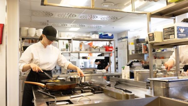 En studerande förberäder mat i undervisningsköket
