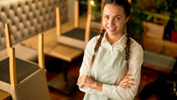 En yngre kvinnlig servitör i en restaurang