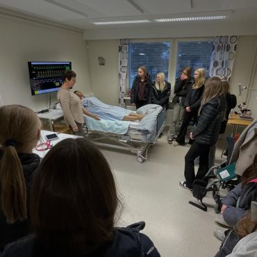 Reposted • @ya_narvardare Igår hade vi niornas dag på Pedersöre-enheten för nejdens högstadier 😊 Trevligt att så många ville bekanta sig med oss och vår utbildning! 

#yaösterbotten #närvårdare