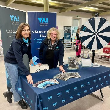 Igår var det utbildningsmässa i Dragsvik. Många bekanta ansikten (på bild fastnade bl.a. fd YA-studerande Isak), och vår dragbil och vårt lyckohjul var populära. 🤩

#yaösterbotten #läroavtal