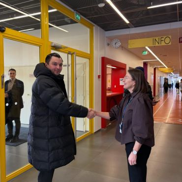 Idag har vi haft besök av Europa- och ägarstyrningsminister Joakim Strand vid Vasa-enheten! 🤩 Han fick träffa våra studerande som har samhällslära på schemat just nu och fick en hel del intressanta frågor. Bl.a. berättade ministern om sin drivkraft att arbeta för att ungdomar i Kvarkenregionen ska ha världens bästa förutsättningar för ett bra liv. Han poängterade att det finns en enorm potential i Kvarkenregionen, en stark konkurrenskraft på många olika plan, bl.a när det gäller den gröna omställningen och framtida intressanta jobbmöjligheter för unga. 🤩 

Tack för en inspirerande eftermiddag @jocke_strand !

#yaösterbotten #framtidstro