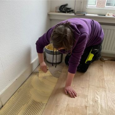 Ytbehandlarstuderande Christer och Michelle har nu inlett sin praktik på B.R.N. Parket B.V. i IJsselstein, Nederländerna. Företaget är specialiserat på renovering, installation och avancerad ytbehandling av parkettgolv, allt från traditionellt hantverk till moderna, kundanpassade golvlösningar.

De har redan hunnit lära sig mycket och fått delta i flera arbetsmoment. Bland annat har de:

- spacklat igen spikhål efter golvmontering
- limmat träparkett i Utrecht
- arbetat med parkettinstallationer i Amsterdam
- fått en inblick i yrkets finare detaljer inom Parquet Flooring Work
 

Instruktörerna och handledarna på plats sammanfattade deras insats med “Mooie actie” – bra jobbat!

Det här är en fantastisk start på en lärorik och internationell praktikperiod som ger både erfarenhet och nya perspektiv på yrket. Praktikperioden finansieras genom Erasmus+ programmet.

 #erasmusplus #yrkesakademiniosterbotten