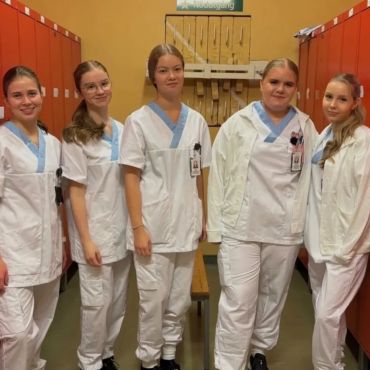 Den sista praktikveckan präglas av reflektion, ökat ansvar och stolthet över den egna utvecklingen. Oavsett om praktiken sker på ett universitetssjukhus i Norrland eller i en internationell miljö på Malta, vittnar studerande om hur praktiken stärker deras kompetens, motivation och framtidstro.

Vid Norrlands universitetssjukhus (NUS) genomför flera av våra närvårdarstuderande sin praktik och deras inlägg speglar både engagemang, lärande och personlig utveckling.

Jemina, Elsa, Josephine och Josefin gjorde sin praktik på barnavdelningar och BB under 12.-13.2. Under den sista praktikveckan beskriver de hur mötet med barn och familjer i livets mest betydelsefulla skeden har varit både berörande och lärorikt. Här har de fått utveckla sin förmåga till empatiskt bemötande, samarbete i team och trygg kommunikation med både patienter och anhöriga.

Samtidigt fick Amanda, Sofia, Vera, Filippa och Elsah erfarenheter från mer avancerade vårdmiljöer såsom thoraxintensivvård, NIVA neurokirurgen, kirurg, buk‑ och kärlkirurgi samt neurologi. I sina reflektioner från slutet av praktiken lyfter de hur tempot, det medicintekniska arbetet och det täta samarbetet med vårdteamet har stärkt deras yrkesidentitet och gett dem större självförtroende inför framtiden.

 
Praktikmöjligheterna sträcker sig även utanför Sveriges gränser. Nova, Otilia, Linn, Madeleine och Celina genomförde sin praktik vid CareMaltas kliniker Villa Messina och Casa Arkati. Under den sista praktikveckan beskrivev de hur mötet med en ny kultur, andra arbetssätt och ett varmt arbetsklimat har gett dem värdefulla internationella perspektiv på vårdyrket.

Det är inte bara vårdstuderande som tar del av internationella möjligheter. Byggstuderande Hannah gjorde sin praktik på MCAST på Malta, där hon deltog i renoveringsprojekt och fick inblick i hur byggbranschen fungerar i ett annat land. Hennes erfarenheter från den avslutande praktikperioden visar hur praktik utomlands kan bredda både yrkeskunskap och förståelse för internationella arbetsmiljöer.

Praktikperioden finansierades av Erasmus+ programmet