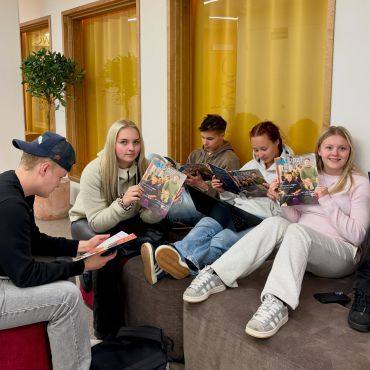 🙌 Vår nya broschyr har kommit! 🙌 Den är full av bra info för dig som är nyfiken på YA och på yrkesutbildning! 🤩 Snart får regionens nior ett eget exemplar och annars hittar du den där du hittar oss - på våra enheter, på mässor och vid olika besök och träffar. 🤗 

Ett stort tack till alla studerande som ställt upp och bidragit till innehållet! 🫶🫶🫶

#yaösterbotten