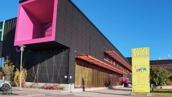 Bild framför huvud entrén på Campus Kungsgården i Vasa