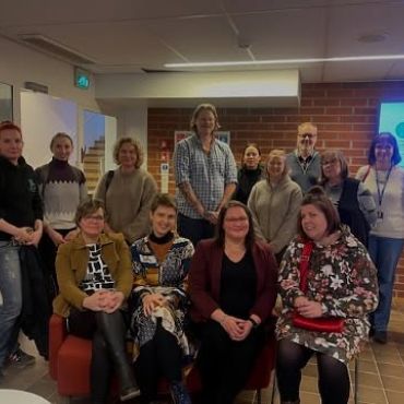 Igår ordnade YA evenemanget ”Levande biblioteket” tillsammans med POHY. Våra närvårdarstuderande och studerande inom yrkesexamen med kompetensområdet handledning fick höra erfarenhetsexperternas berättelser vilket var mycket uppskattat!

#pohyry #yaösterbotten #erfarenhetsaktörer