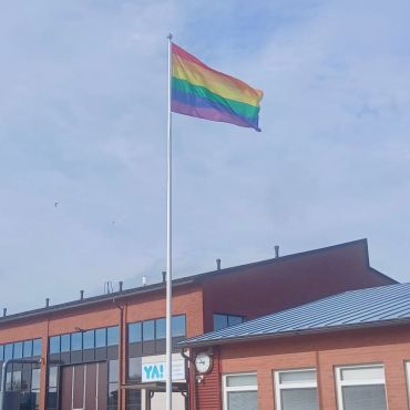 Genom att hissa regnbågsflaggan vid våra campus vill vi offentligt visa vårt stöd för allas lika värde!
Vi flaggar idag 3.7 vid Campus Mosedal i Närpes och 4.7 vid Campus Kungsgården i Vasa!

Jämlikhet, lika värde och ömsesidig respekt är grunden för att alla ska känna sig delaktiga, inkluderade och trygga vid YA!

#yaösterbotten #pride
