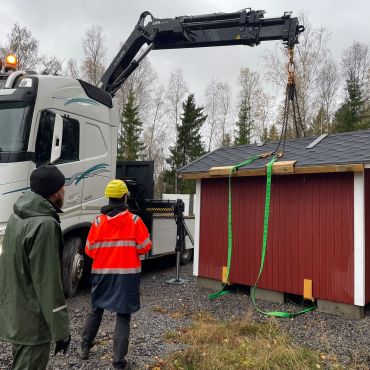 🏠 Idag levererades ett förråd till Koskö. Studerande bygger och levererar 👏🏻👏🏻! 

#yrkesakademiniösterbotten #husbyggare #logistik #utbildningenfördig