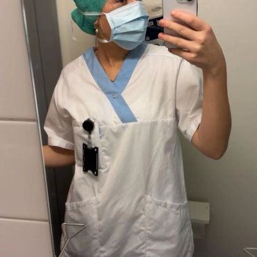 Efter tre veckors praktik i Umeå och på Malta berättar våra studerande om lärorika, utmanande och inspirerande dagar. Genom Erasmus+ får de möjlighet att utvecklas i nya miljöer, möta andra kulturer och växa som både människor och yrkesutövare. Sina upplevelser delar de via #umeapraktik_bu26 #nus_praktik #maltapraktik.

 Våra närvårdar- och byggstuderande är nu mitt i sina fem veckors praktikperioder, och erfarenheterna de samlat på sig under de tre första veckorna är redan många och värdefulla. Att kliva in i en ny miljö kräver mod, uthållighet, vilja och gott samarbete. Något de alla visar prov på varje dag.

 Vid Norrlands universitetssjukhus (NUS) gör flera studerande praktik inom olika specialområden.

Jemina, Elsa, Josephine och Josefin arbetar på tre vbarnavdelningar och BB, där de möter familjer i både glädje och oro.

Amanda, Sofia, Vera, Filippa och Elsah praktiserar på Thorax intensivvård, NIVA neurokirurgen, kirurg, buk- och kärlkirurg samt neurologi och får inblick i den avancerade vårdens vardag.

Deras kommentarer speglar engagemanget:
“Man lär sig något nytt varje dag”,
“Det är intensivt men så givande”,
“Teamkänslan är fantastisk”.

På Malta genomför fem närvårdarstuderande, Nova Sjöholm, Otilia Levlin, Linn Vähäkangas, Celina Byggmästar och Madeleine Wikström praktik på CareMaltas kliniker Villa Messina och Casa Arkati.
Här möter nya arbetssätt, annat tempo och en internationell atmosfär.

En av dem beskriver upplevelsen så här:
“Jag växer både som person och som vårdare varje dag.”

Även byggstuderande Hanna Grankulla samlar värdefulla erfarenheter på MCAST, där hon deltar i renoveringsarbete och får prova sina färdigheter i skarpa projekt.
“Det är roligt att se hur byggarbete fungerar i ett annat land,” berättar hon.

Tre veckor av utveckling – och mer väntar

Oavsett om praktiken sker på ett stort sjukhus, i en renoveringsmiljö eller på en vårdklinik i södra Europa beskriver studerandena samma sak:
de lär sig mycket om sitt yrke, om andra kulturer och om sig själva.

 Sina erfarenheter och vardagsglimtar delar de löpande på Instagram:
#umeapraktik_bu26 #nus_praktik maltapraktik

Praktikperioderna finansieras genom Erasmus+ programmet.