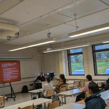 På onsdagen 16.9 ordnades en feelgood-eftermiddag på Campus Mosedal Närpes. Studerande fick under eftermiddagen delta i olika workshopar inom temat välmående. 🌱🤝☀️

Tack till organisationerna som höll workshoparna,
Folkhälsan, Luckan, Röda Korset, Barnavårdsföreningen, Datero, PEPP, FinFami och Mieli. 

Organisationerna har gjort en välmåendeturné och har nu besökt alla YA:s enheter. 🤩