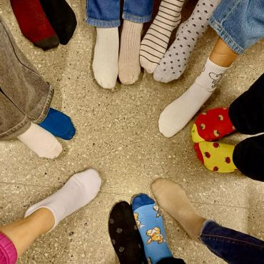 Vi uppmärksammar i dag 21.3 Världsdagen för Downs syndrom! Vår HUX vuxengrupp tjuvstartade lite och rockade sockorna redan igår 🧦💛 Olika är bra och det är våra olikheter som gör oss starka tillsammans❤️

#yaösterbotten #rockasockorna